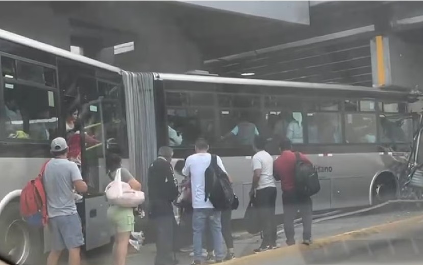 Bus de Metropolitano se empotra con puente estación México